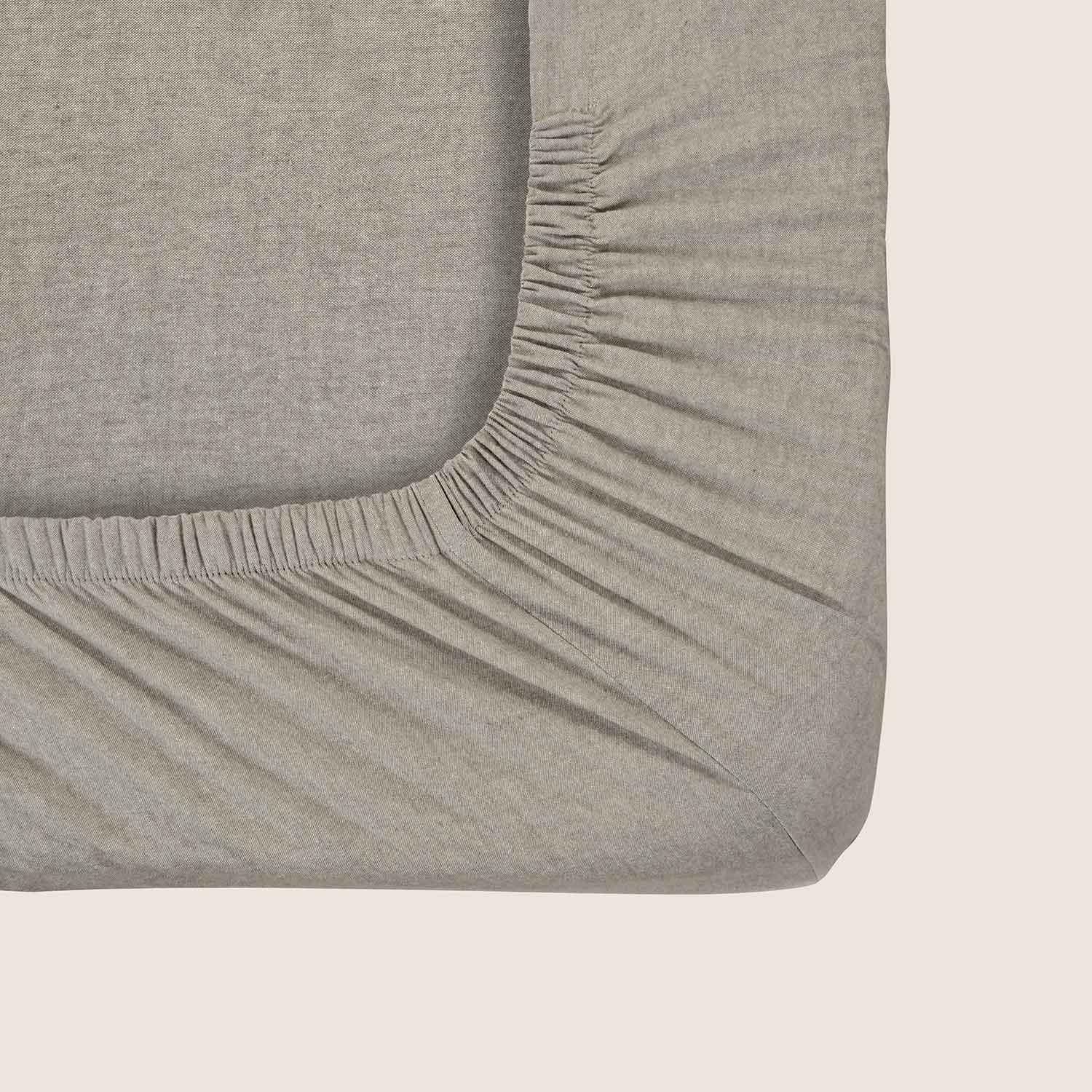 Простыня на резинке "Сканди" светло-серая