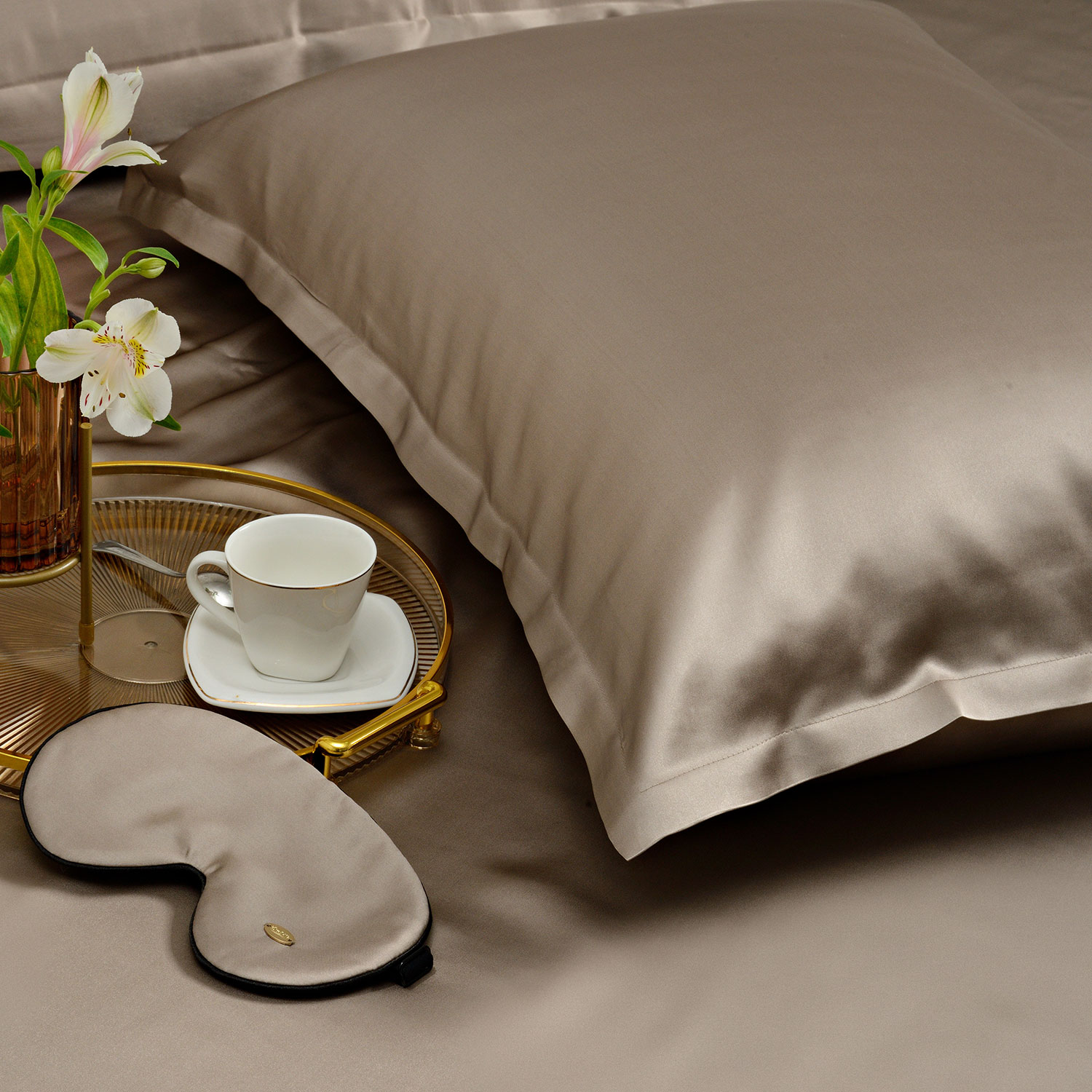 Шелковая наволочка "Shine" темно-бежевая