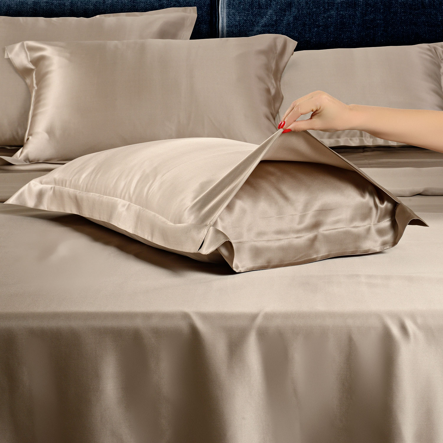 Шелковая наволочка "Shine" темно-бежевая