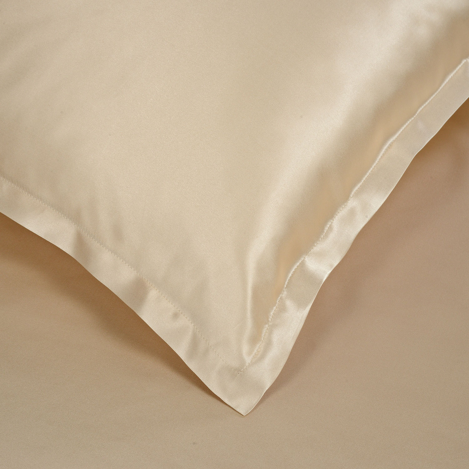 Шелковая наволочка "Shine" карамель