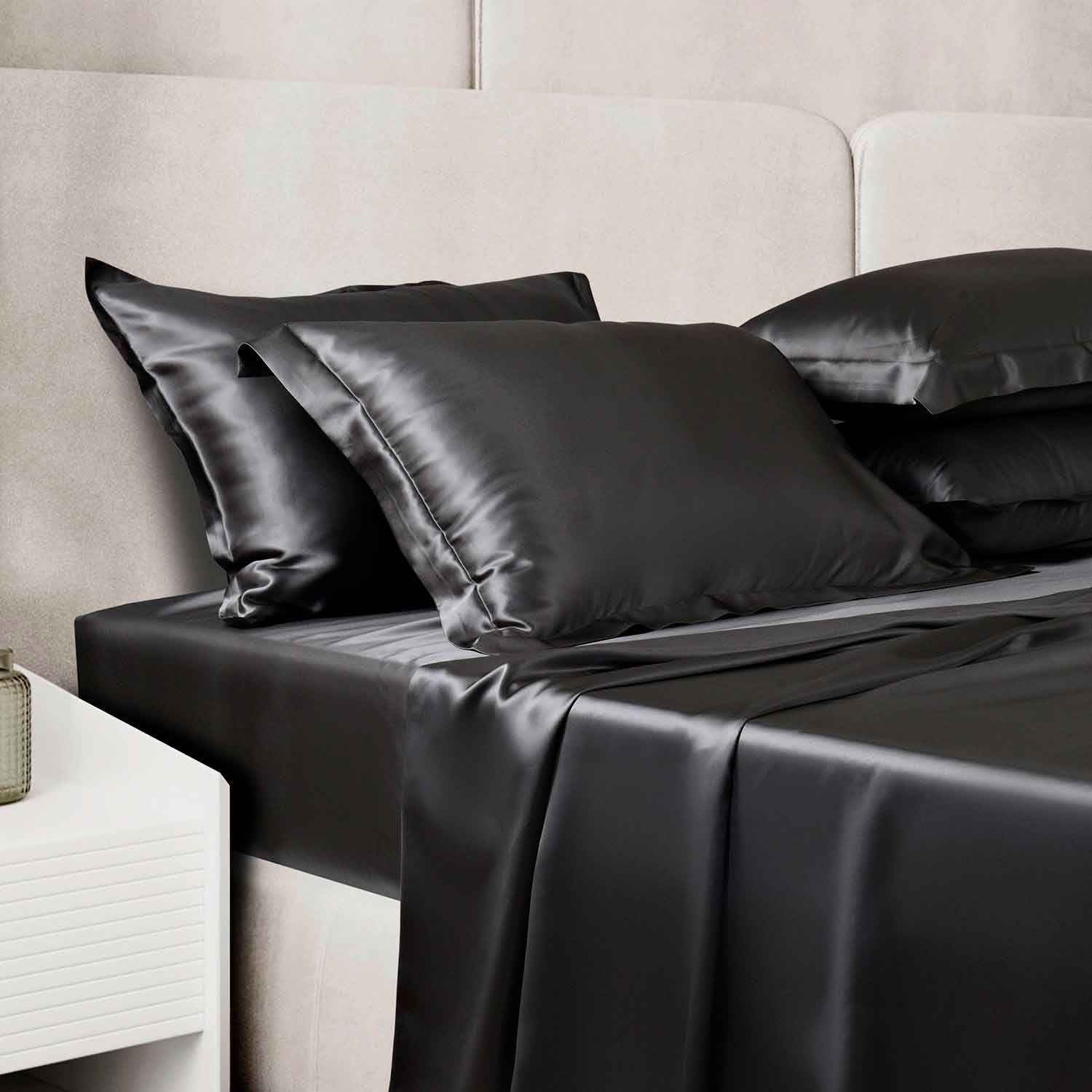 Шелковая простыня на резинке черная