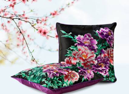 Купить Декоративная подушка "Пурпурные георгины"